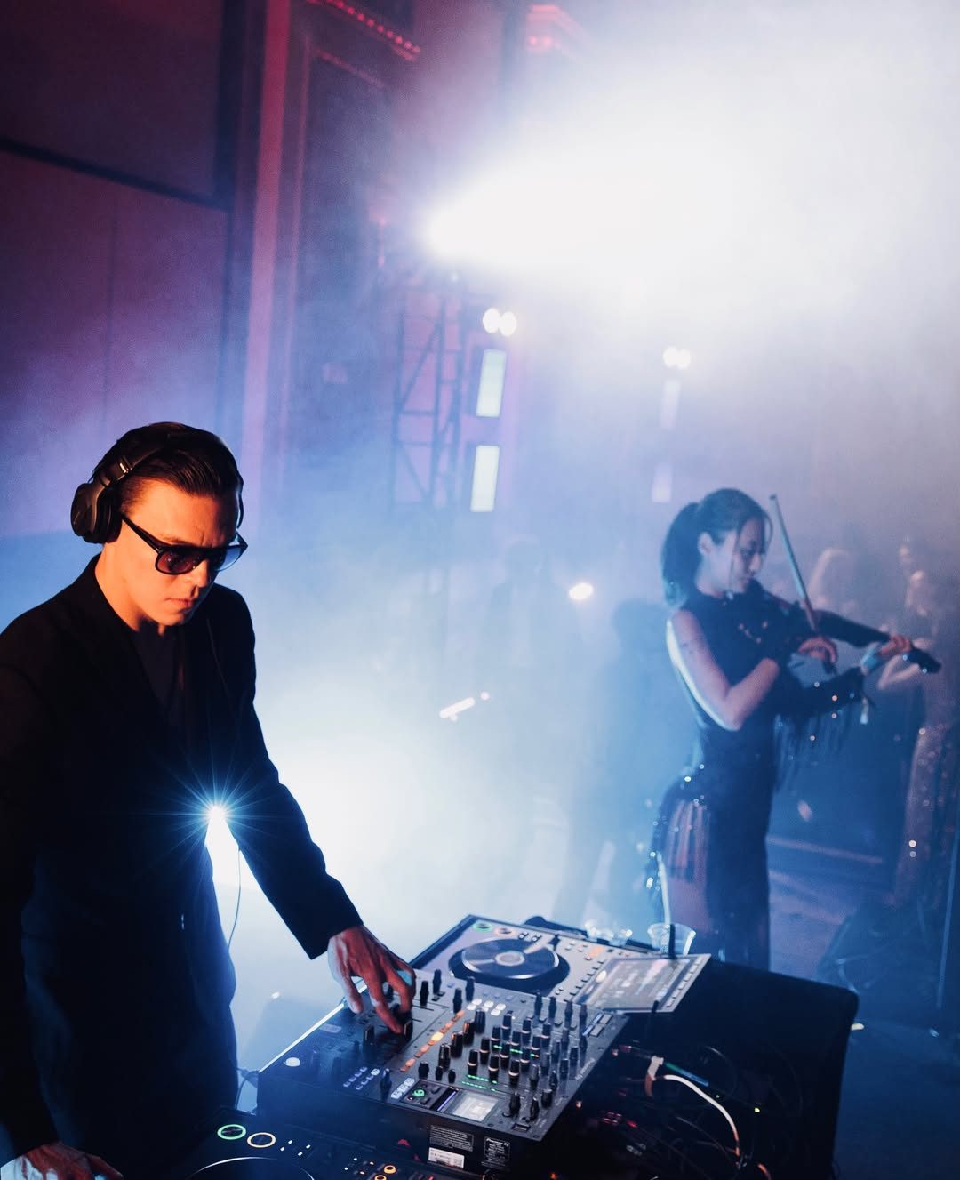 NAŸL playing with a live violinist